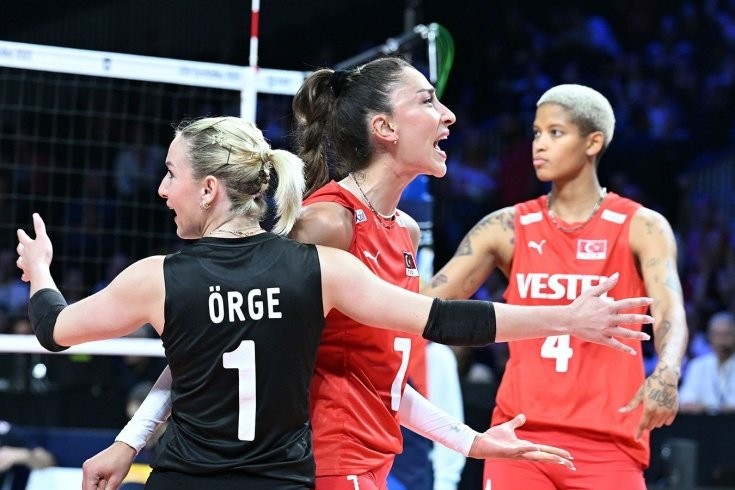 Турция вышла в финал женского ЧЕ, в пяти сетах обыграв Италию