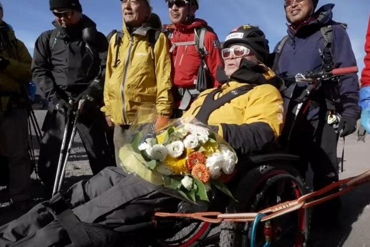 90-летний японский альпинист покорил гору Фудзи в инвалидной коляске