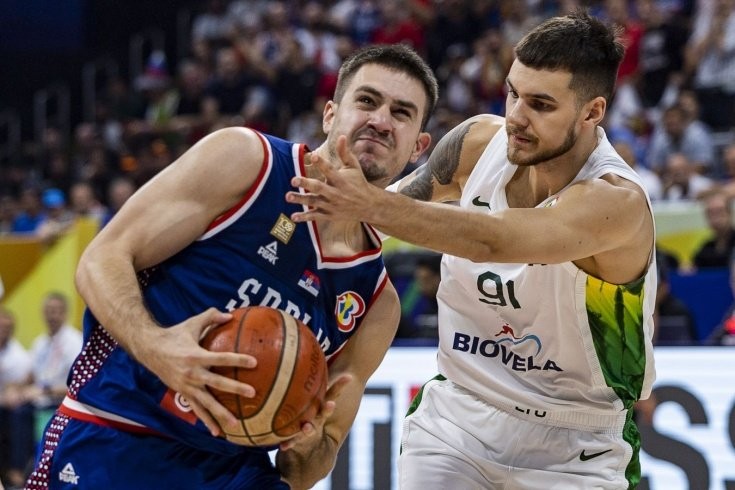 Сербия стала первым полуфиналистом ЧМ по баскетболу, обыграв Литву