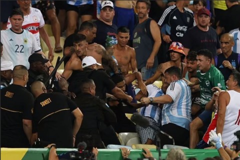 Brazil - Argentina match delayed after ugly fight in Maracana stands... - in a welter of blood - PHOTO-VIDEO