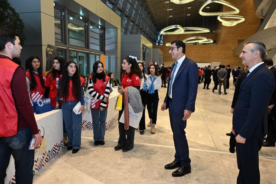 Bolqarıstanlı nazir Bakıda idman qurğularının fəaliyyəti ilə maraqlanıb  - FOTO