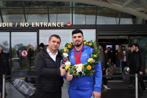 Dohada uğur qazanan ağırlıqqaldırma üzrə yığma Vətənə qayıdıb - FOTO