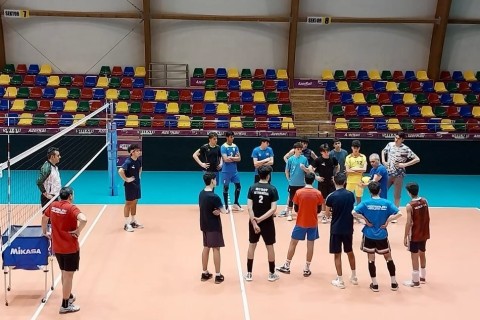 Первая тренировка молодых волейболистов - ФОТО