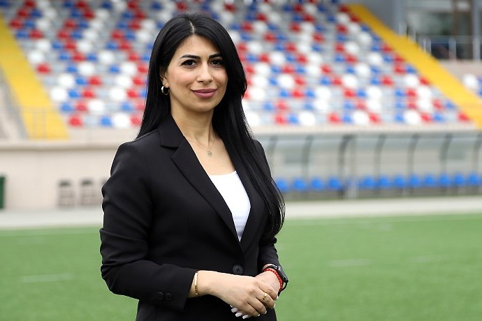 Представитель АФФА на матче Греция - Черногория
