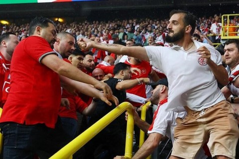 Между фанатами сборных Грузии и Турции произошла массовая драка - ВИДЕО -  ФОТО