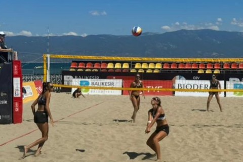 Azerbaijani beach volleyball players in the international tournament - PHOTO