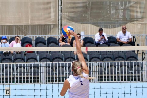 Championship fight among beach volleyball players - PHOTO