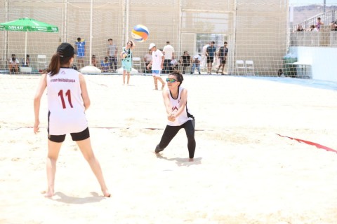 Championship fight among beach volleyball players - PHOTO