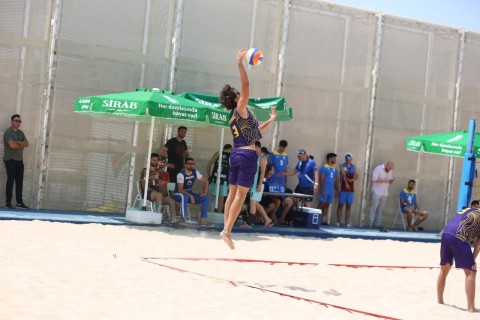 Championship fight among beach volleyball players - PHOTO