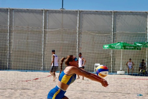 Championship fight among beach volleyball players - PHOTO