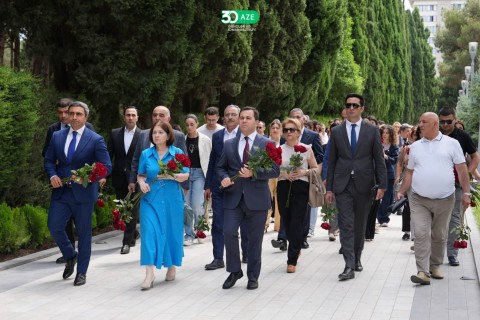 Gənclər və İdman Nazirliyinin kollektivi Ümummilli Lider Heydər Əliyevin məzarını ziyarət edib - FOTO