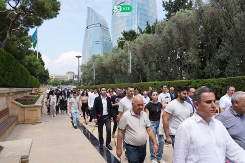 Gənclər və İdman Nazirliyinin kollektivi Ümummilli Lider Heydər Əliyevin məzarını ziyarət edib - FOTO