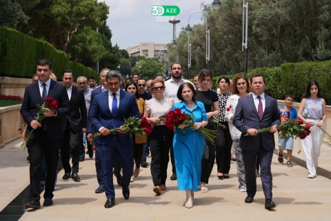 Gənclər və İdman Nazirliyinin kollektivi Ümummilli Lider Heydər Əliyevin məzarını ziyarət edib - FOTO