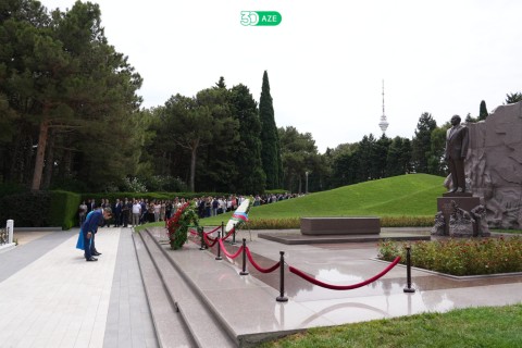 Сотрудники Министерства молодежи и спорта посетили могилу общенационального лидера Гейдара Алиева - ФОТО