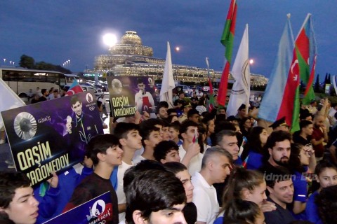 Parisdə rekord vuran Azərbaycan olimpiyaçıları Vətənə qayıdıb - FOTO