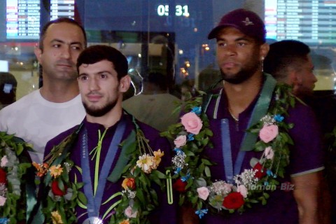 Parisdə rekord vuran Azərbaycan olimpiyaçıları Vətənə qayıdıb - FOTO