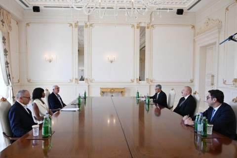 President Ilham Aliyev receives President and CEO of Formula 1, his adviser and a British supermodel - PHOTO