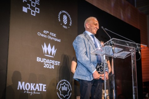 Faig Gasanov honored with special award at gala night of 45th FIDE Chess Olympiad - PHOTO