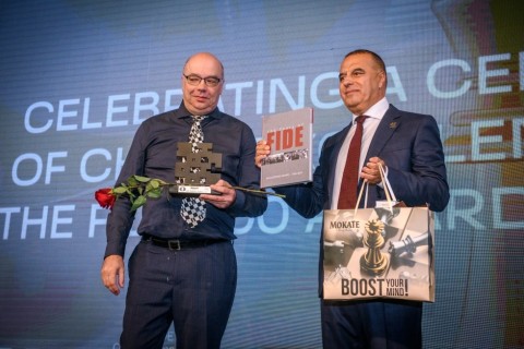 Faig Gasanov honored with special award at gala night of 45th FIDE Chess Olympiad - PHOTO