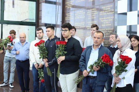 Superturnirin iştirakçıları Vüqar Həşimovun məzarını ziyarət ediblər - FOTO