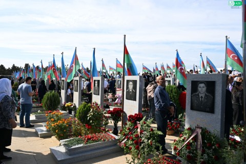 Ministry of Youth and Sports Commemorates Memorial Day with Visit to II Alley of Honor and Zafar Park- PHOTO