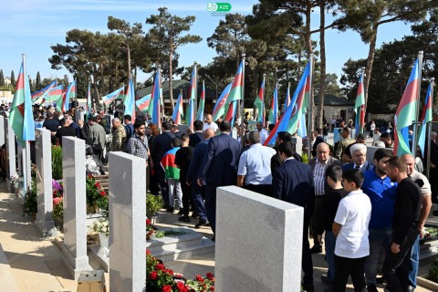 Gənclər və İdman Nazirliyinin kollektivi II Fəxri xiyabanı və Zəfər parkını ziyarət edib - FOTO