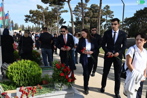 Gənclər və İdman Nazirliyinin kollektivi II Fəxri xiyabanı və Zəfər parkını ziyarət edib - FOTO