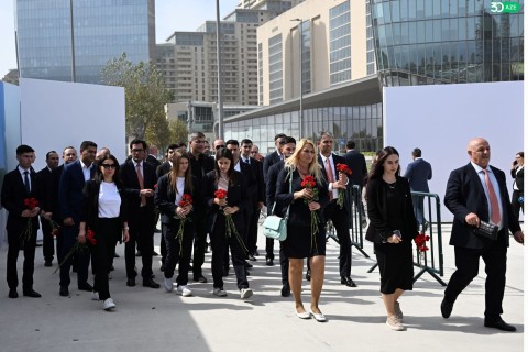 Gənclər və İdman Nazirliyinin kollektivi II Fəxri xiyabanı və Zəfər parkını ziyarət edib - FOTO