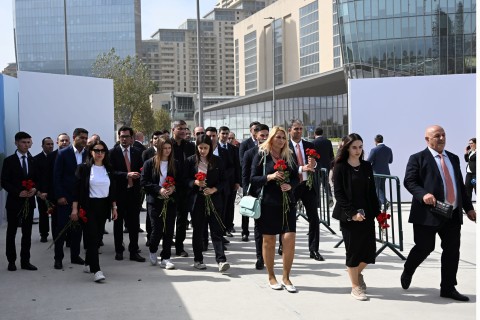 Gənclər və İdman Nazirliyinin kollektivi II Fəxri xiyabanı və Zəfər parkını ziyarət edib - FOTO