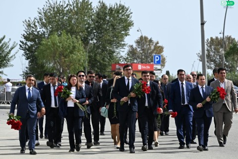 Gənclər və İdman Nazirliyinin kollektivi II Fəxri xiyabanı və Zəfər parkını ziyarət edib - FOTO