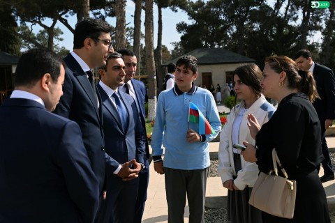 Gənclər və İdman Nazirliyinin kollektivi II Fəxri xiyabanı və Zəfər parkını ziyarət edib - FOTO