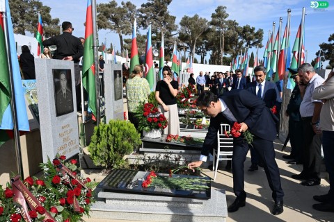 Gənclər və İdman Nazirliyinin kollektivi II Fəxri xiyabanı və Zəfər parkını ziyarət edib - FOTO