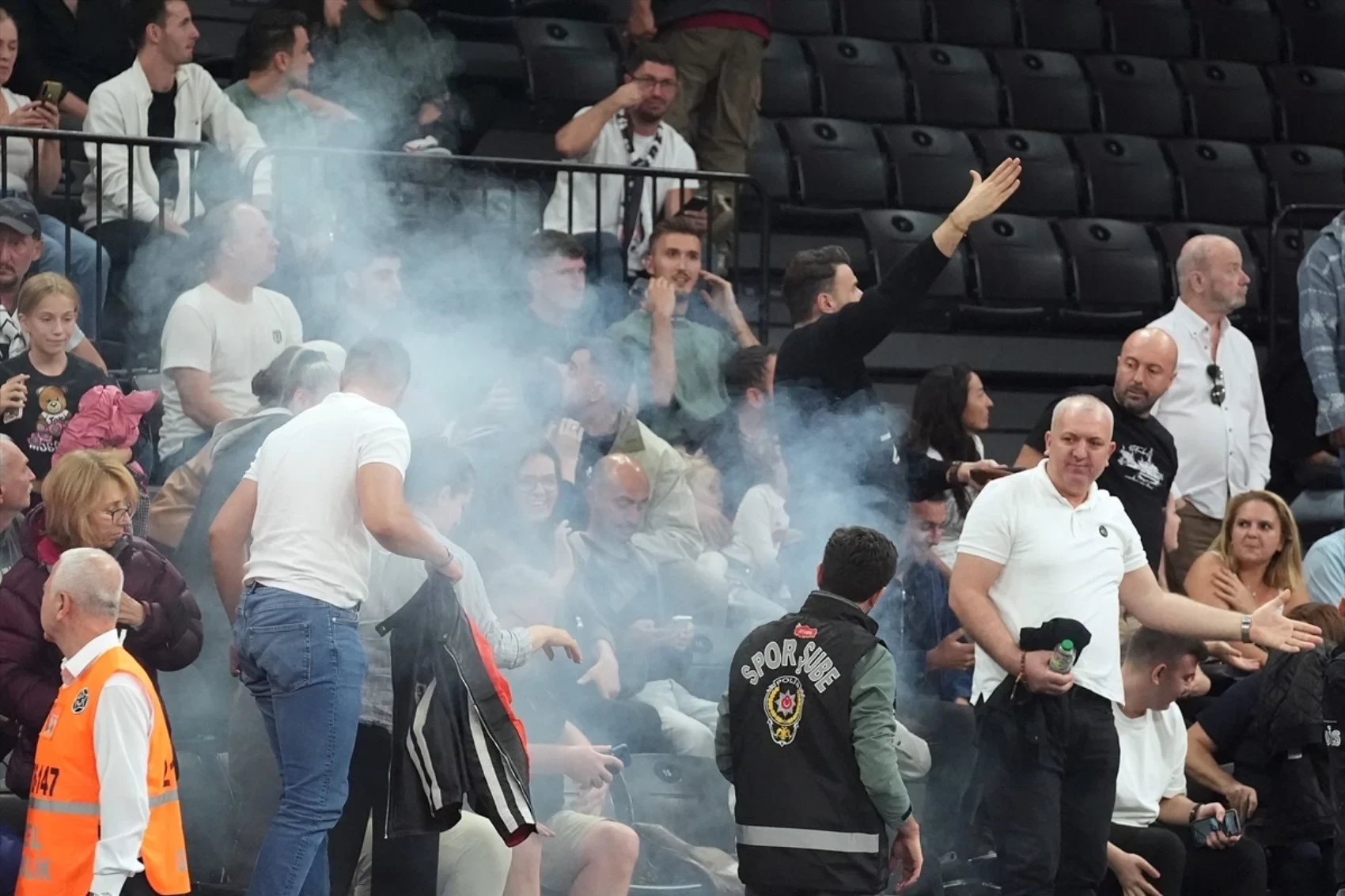 "Fənərbağça" - "Beşiktaş" matçı yarımçıq dayandırılıb