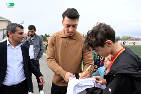 Məsut Özil “Ulduz” Futbol Akademiyasının açıq məşqini izləyib - FOTO