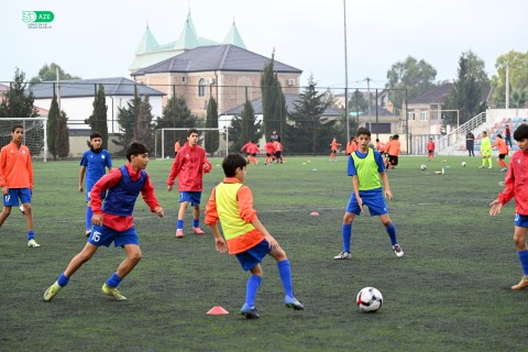 Məsut Özil “Ulduz” Futbol Akademiyasının açıq məşqini izləyib - FOTO