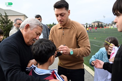 Məsut Özil “Ulduz” Futbol Akademiyasının açıq məşqini izləyib - FOTO