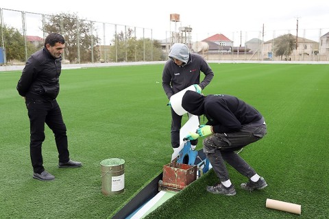 Binə stadionunda süni ot örtüyü dəyişdirilir - FOTO