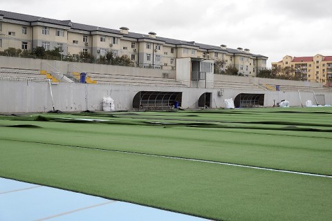 Binə stadionunda süni ot örtüyü dəyişdirilir - FOTO