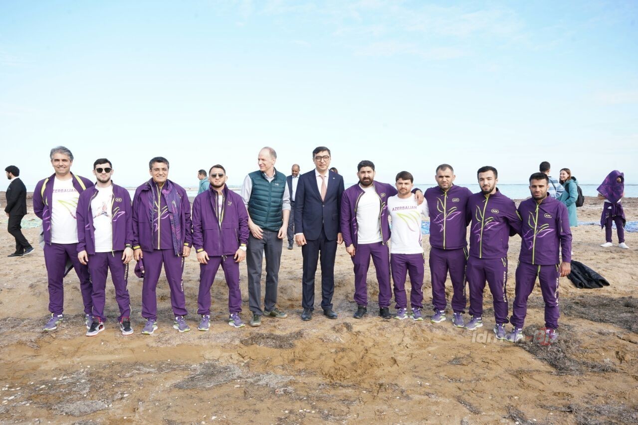 Azerbaijani Olympic prize winners in a flash mob - PHOTO