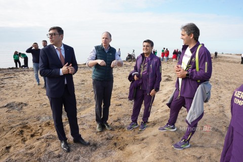 Azerbaijani Olympic prize winners in a flash mob - PHOTO