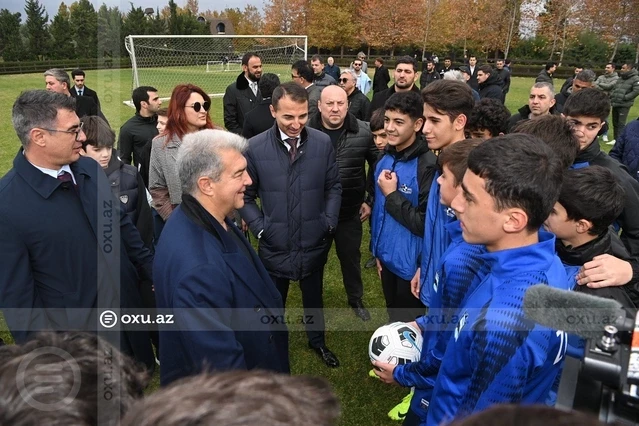 President of Barcelona met with the teenage football players of Azerbaijan