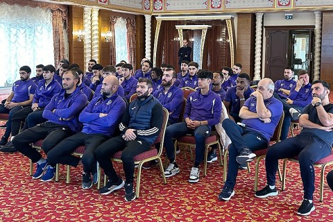 Frank De Bleeckere and Omar Pashayev brief Shamakhi squad on rule updates – PHOTO