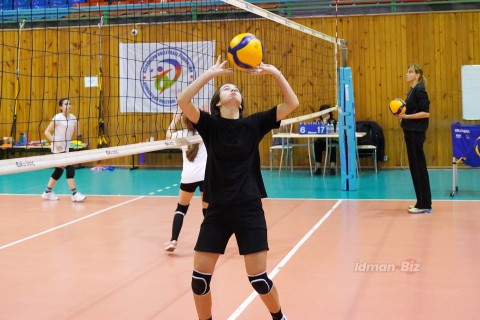 Learning volleyball with Alla Hasanova: Future stars in the making – PHOTO