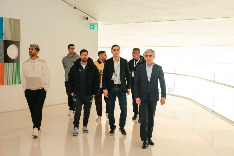 Messi and teammates visit Heydar Aliyev Center - PHOTO