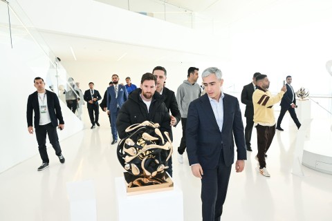 Messi and teammates visit Heydar Aliyev Center - PHOTO