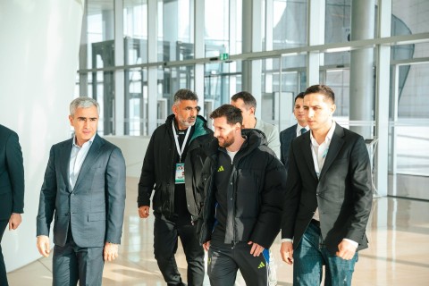 Messi and teammates visit Heydar Aliyev Center - PHOTO