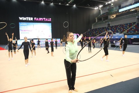 Hungarian rhythmic gymnast hosts masterclass in Baku