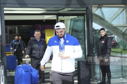 Azerbaijani weightlifter Dadash Dadashbayli returns home with silver - VIDEO