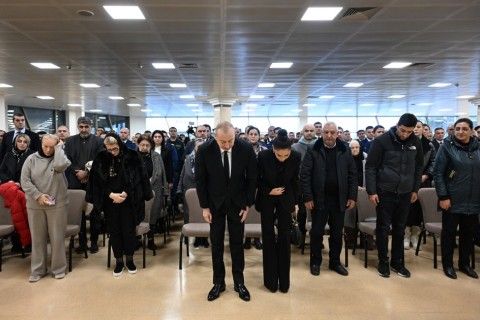 Prezident İlham Əliyev təyyarə qəzasında həlak olan ekipaj üzvlərinin vida mərasimində iştirak edib - FOTO