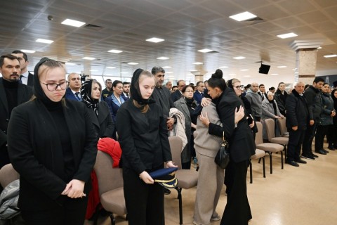 Prezident İlham Əliyev təyyarə qəzasında həlak olan ekipaj üzvlərinin vida mərasimində iştirak edib - FOTO